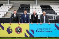 记者：利物浦新援威尔-赖特在青年欧冠膝盖扭伤，被担架抬离球场