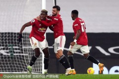 停区内哑火的中场，竟用远射轰出博物馆级世界波，庆祝英超第1球